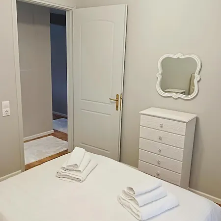 Apozari Xenias Apartment *